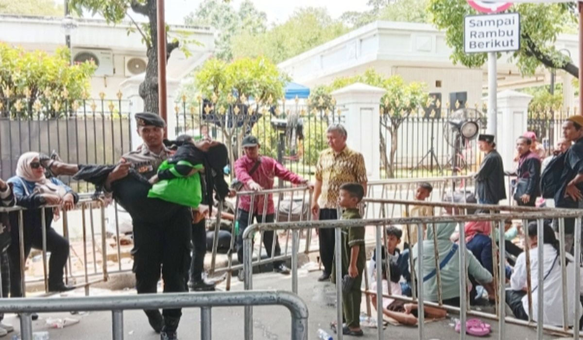 Geger! Warga Tiba-Tiba Pingsan Saat Antre Halalbihalal di Depan Istana